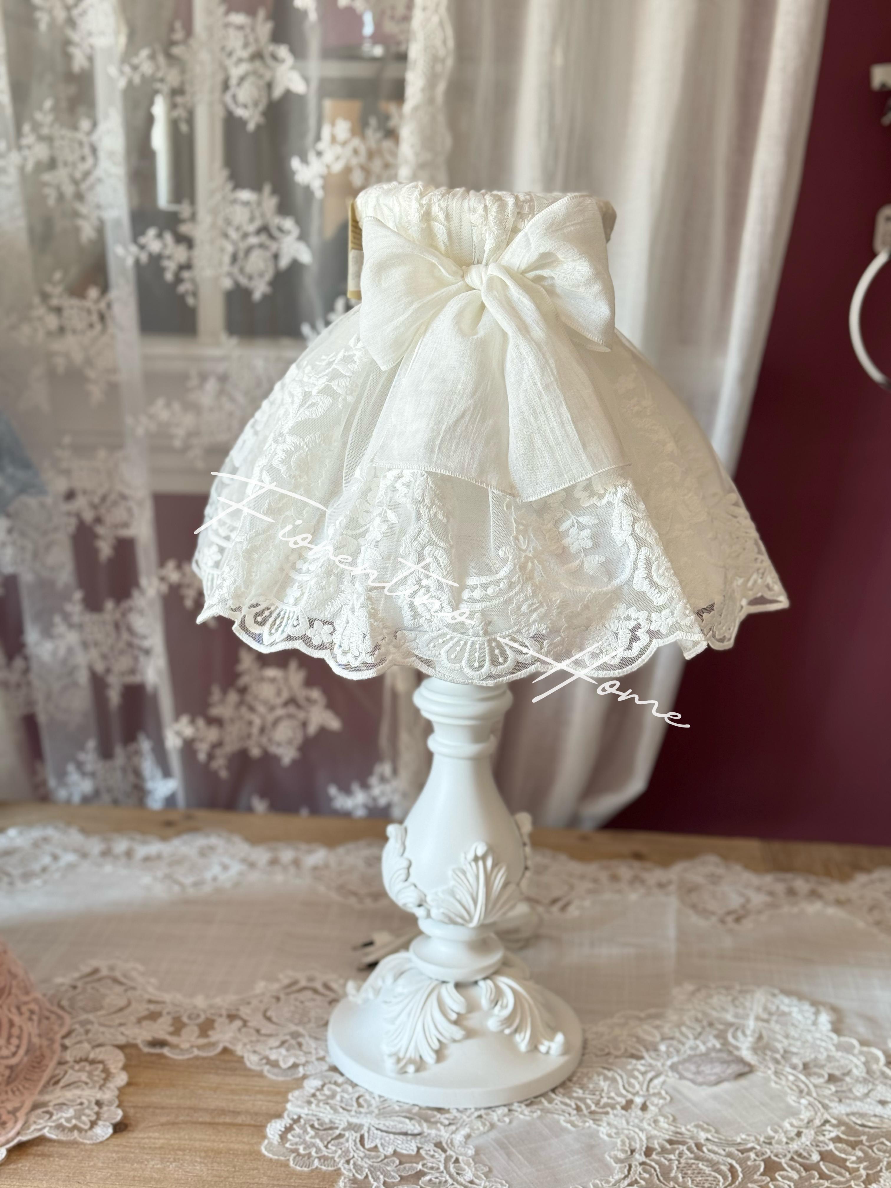 Lume in legno con fregi c/paralume sartoriale romantico Royal  - H.60 cm - Charme Home Textile